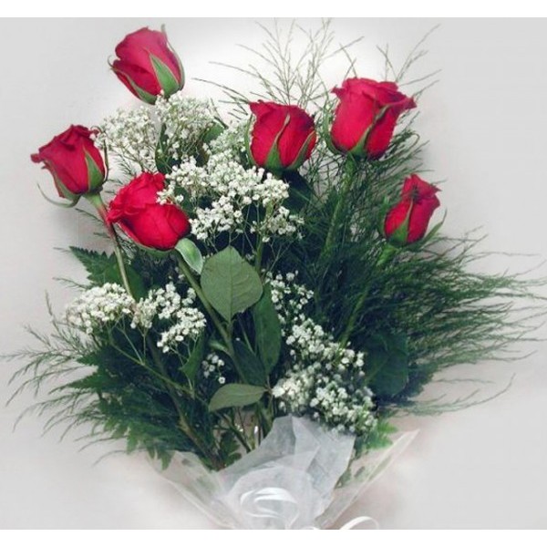 Emballage Comprenant Six Roses Un Beau Feuillage Ainsi Que